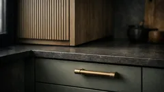 Farvel til helhvitt kjøkken: slik får du varm minimalisme med tre og jordfarger