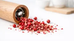 Slik bruker du rosa pepper i hverdagsmaten – smakstips som faktisk funker