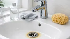 Slik fjerner du gulskjær i servanten uten å matte ned kranen