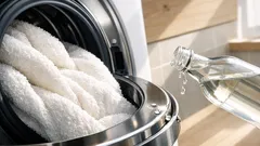 Slik får du myke håndklær igjen med hvit eddik (uten tøymykner)